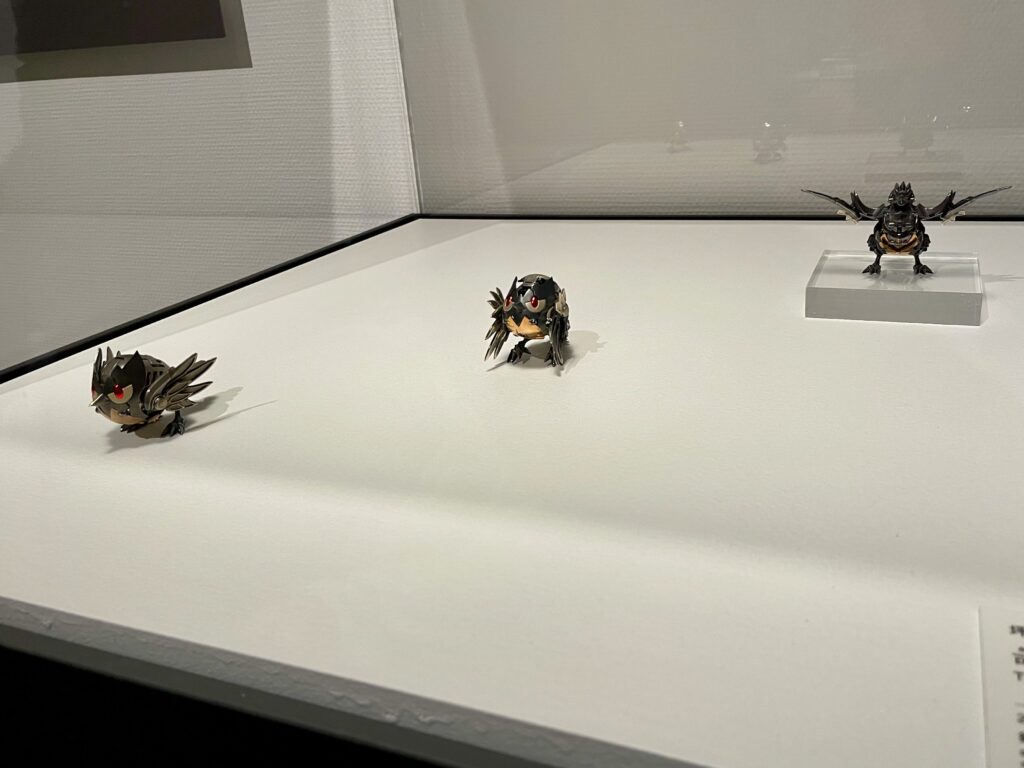 ポケモン×工芸展で展示された、坪島悠貴柵の《可変金物 ココガラ／アーマーガア》の写真。