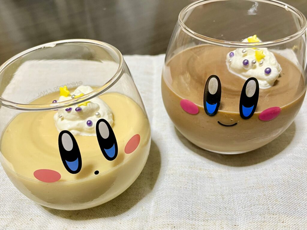 ブラックプディングとバタースコッチプリンの写真。カービィを模したグラスに入っている。