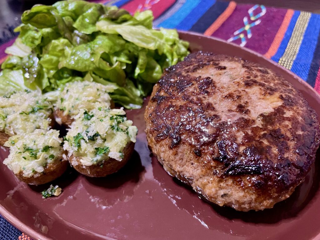 居酒屋のステーキの写真。見た目は完全にハンバーグ。