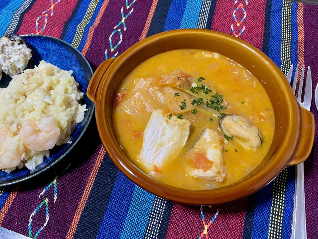 ブイヤベースの写真。ムール貝やタラなどの具材が入っている。