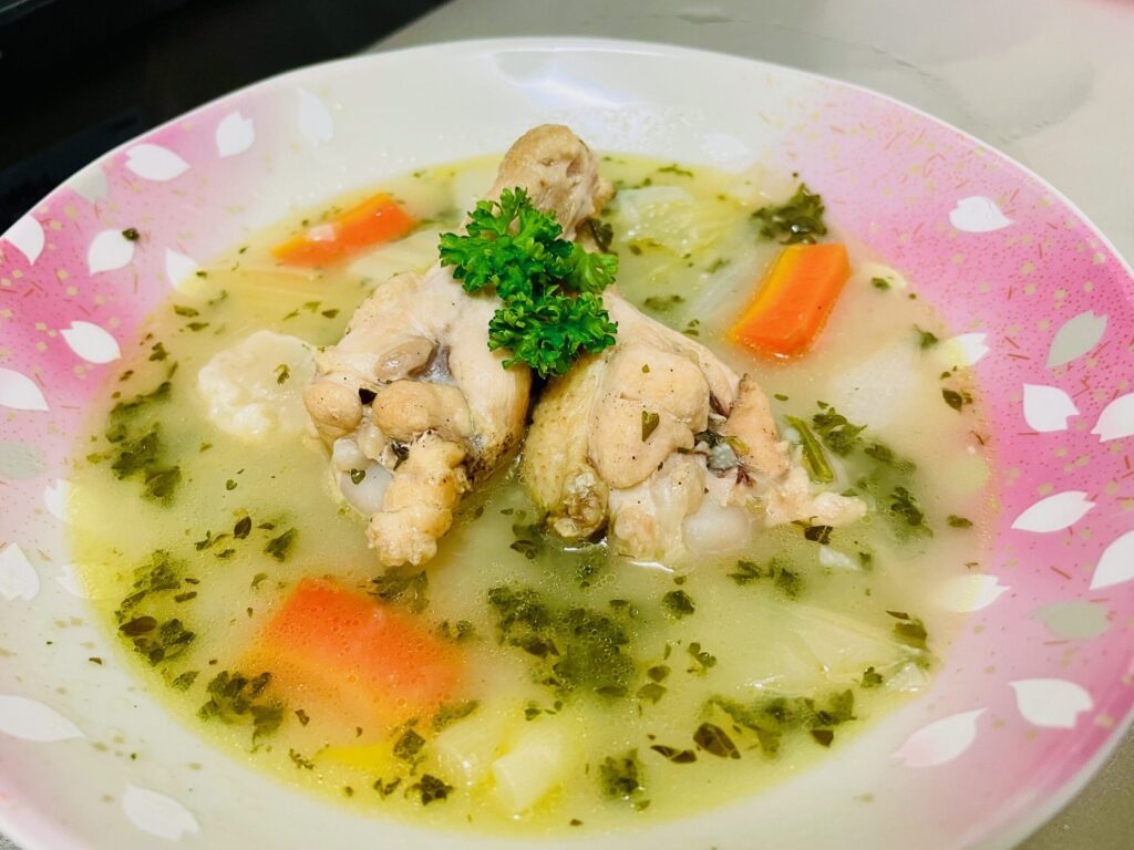 シチューの写真。鶏肉やニンジン、ジャガイモが入っている。